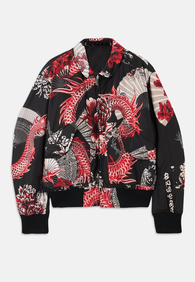 Veste noire avec un dragon rouge et des motifs floraux. Elle dispose d'une fermeture éclair sur le devant, de poches latérales et de poignets élastiques. Le matériau semble léger et brillant.