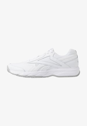 Biały niski sportowy sneaker z fakturowanymi panelami z tkaniny, z przodu sznurowany i z gumową podeszwą we wzory, pokazany z profilu z lewej strony.