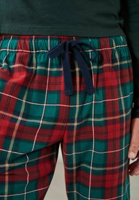 Next MOTIONFLEX COSY SET STANDARD - Pyjama set - green red check
