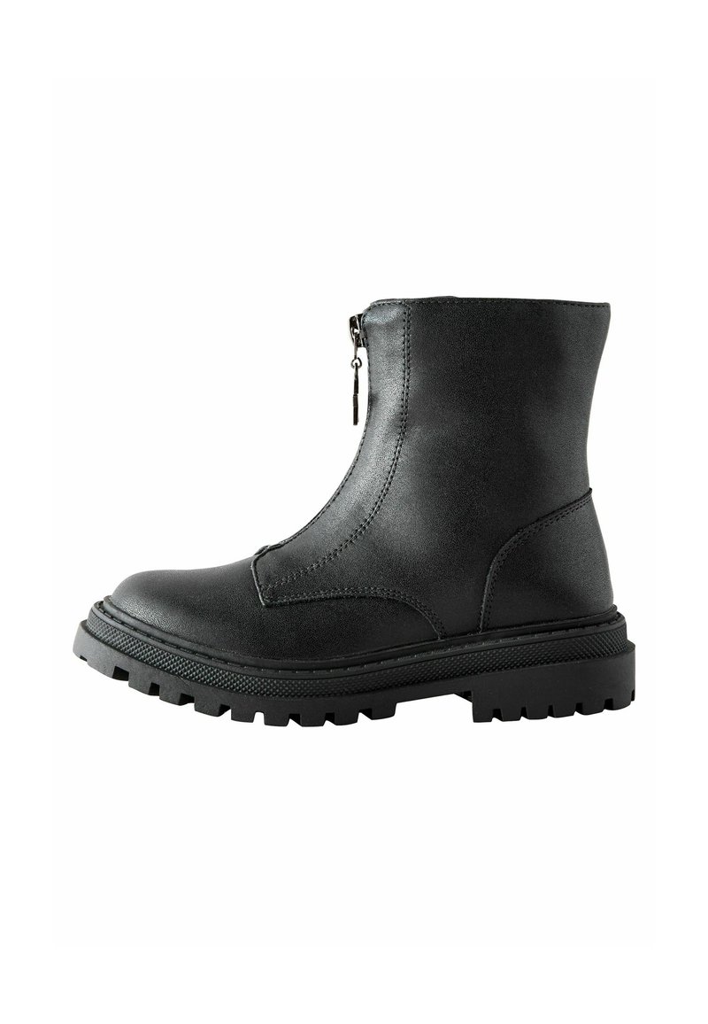 Schwarze Knöchelstiefel aus glattem Leder, mit einem seitlichen Reißverschluss, strukturiertem Sohlen und einer kräftigen Plateausohle für besseren Halt und Langlebigkeit.