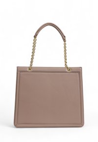 Borsa a tracolla in finta pelle marrone con superficie texturizzata, forma rettangolare piatta e manici in catena dorata attaccati con hardware rotondo.