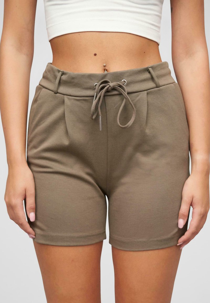 Khaki šortky z mäkkej tkaniny, s elastickým pásom na šnúrku, skladmi a bočnými vreckami. Dizajn má priliehavý strih s pohodlným dojmom.