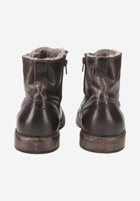 Bottines en cuir marron avec une finition texturée, dotées de fermetures éclair sur les côtés et d'une doublure en fourrure douce en haut de la tige.