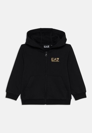 Svart full-zip hettegenser med EA7 Emporio Armani-logo i gull på brystet, frontlommer, og hette med synlig innvendig søm.