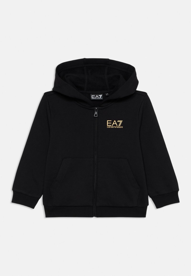 Felpa nera con zip a tutta lunghezza, con logo EA7 Emporio Armani dorato sul petto, tasche frontali e cappuccio con cuciture interne visibili.