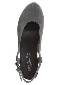 Chaussure plate pour femme en daim gris avec bout arrondi, bride à la cheville et boucle, étiquetée "SOFTCLOX" sur la semelle intérieure noire.
