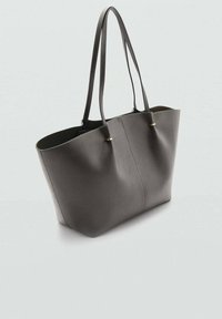 Bolso tote de piel sintética gris con dos asas, un interior espacioso, textura suave y detalles de costura mínimos.