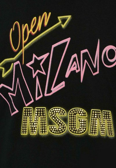 Tessuto nero con testo colorato "Open" in giallo, "Milano" in rosa e "MSGM" in borchie dorate, con accenti a forma di freccia e stella.