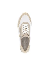 Weißer Sneaker mit beigen Akzenten, runder Zehenpartie, strukturiertem Obermaterial, flachen Schnürsenkeln, seitlichem Reißverschluss und gepolstertem Fußbett.