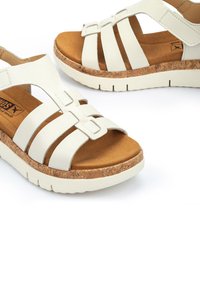 Pikolinos PALMA - Sandalias de cuña - white