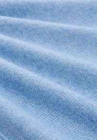 Helle blaue Stoffe mit einer strukturierten Webart, die subtile diagonale Rillen und ein weiches Aussehen aufweisen. Ideal für verschiedene textile Anwendungen.