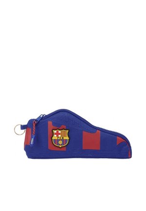 Niebiesko-czerwony piórnik z zamkiem błyskawicznym, charakteryzujący się teksturowanym wzorem i wyraźnym logo FC Barcelona z przodu.