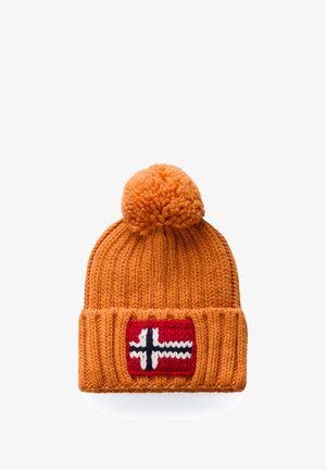 Dzianinowa pomarańczowa czapka z teksturowanej włóczki. Ma czerwoną naszywkę z białym i niebieskim wzorem nordyckiego krzyża. Wykończona puszystym pomponem na górze.