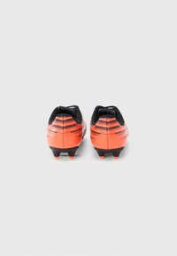 Fotbalové kopačky navržené v černé a výrazné oranžové barvě, s hladkým svrškem a černou podrážkou s kolíky pro lepší trakci.