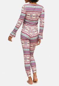 Langärmliger Body aus gemustertem Stoff mit roten, blauen und weißen Motiven, einschließlich Schneeflocken und geometrischen Designs; enganliegende Silhouette mit ausgestellten Ärmelbündchen.
