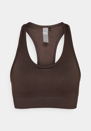 Brun sport-BH med en slät, elastisk tyg. Racerback-design och elastisk rem vid botten ger stöd och komfort.