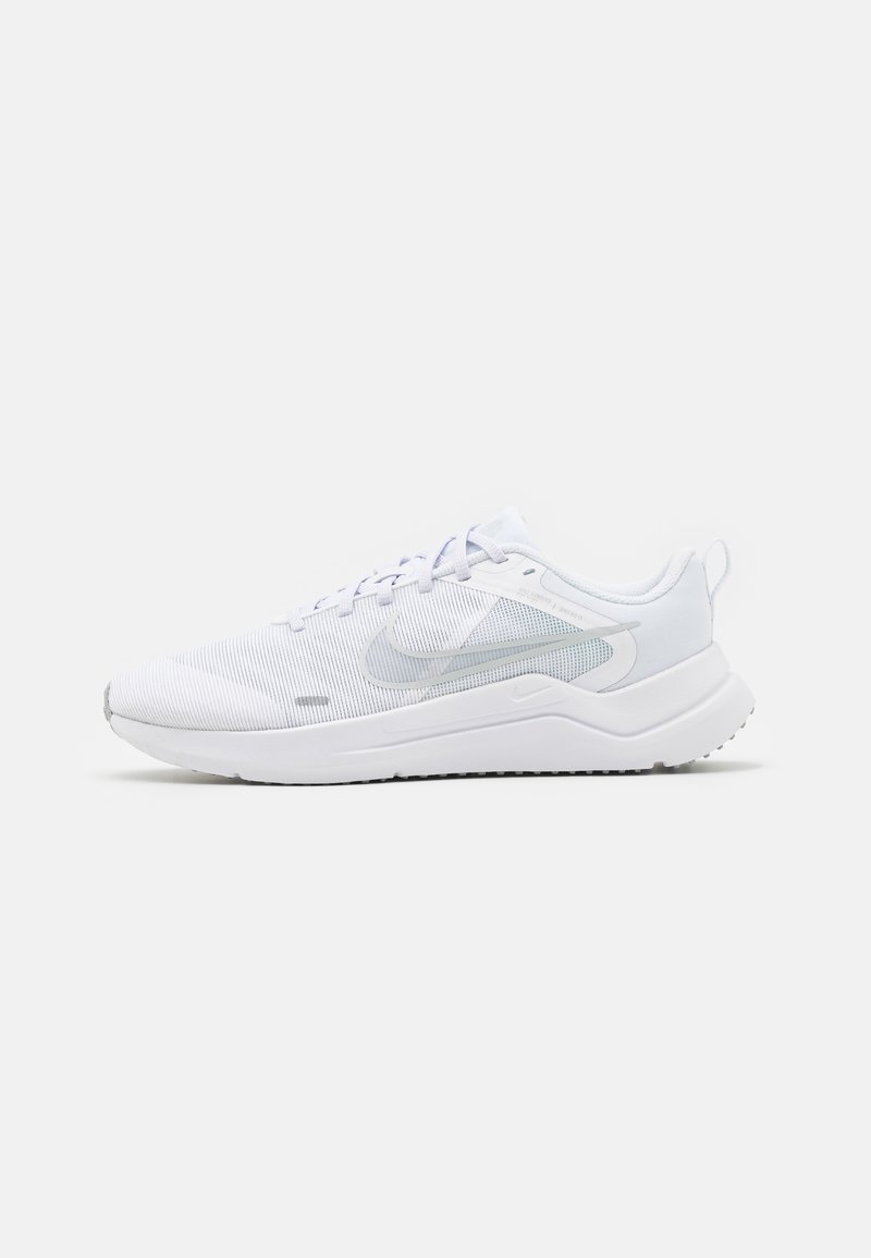 Baskets de sport blanches légères avec tige en mesh, logo Nike swoosh gris clair, semelle rembourrée et fermeture à lacets, vues de profil.