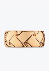 Gouden ring met een gevlochten ontwerp, voorzien van gestructureerde accenten en kleine ingelegde edelstenen, met een gladde, gepolijste afwerking.