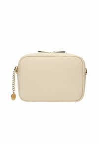 Pochette rettangolare di colore crema in pelle con finitura testurizzata, dotata di una cerniera dorata e di una catena con un piccolo cartellino metallico.