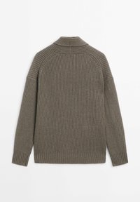 Pull en maille côtelée couleur taupe avec manches longues et col montant, vu de dos sur fond blanc.