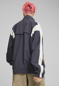 Puma CLUB DE COURSE  - Ľahká bunda - oak branch galactic gray