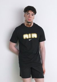 Nike Sportswear AIR GRAPHIC TEE - Marškinėliai su spaudiniu - black/metallic gold