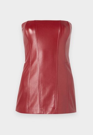 Rode strapless top van glanzend nepleer. Heeft op maat gemaakte naden en een aansluitende silhoutte. Soepele textuur met een lichte glans.