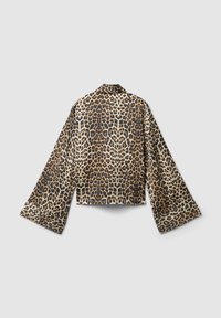 Giacca con stampa leopardata, in materiale seta, design cropped, maniche larghe, motivo animale predominante in marrone e nero su un fondo crema.