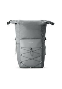 Sac à dos gris à rabat avec un tissu texturé, des bretelles réglables, une poche latérale et un design de cordon élastique à l'avant.