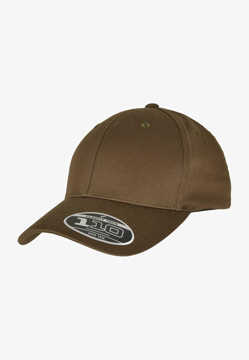 Brun baseballkeps i slät tyg, med en böjd skärm, justerbar storlek och en texturerad logotyp-lapp på framsidan.