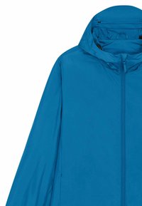 Veste imperméable bleue avec capuche attachée et fermeture éclair frontale, présentée à plat sur un fond blanc.