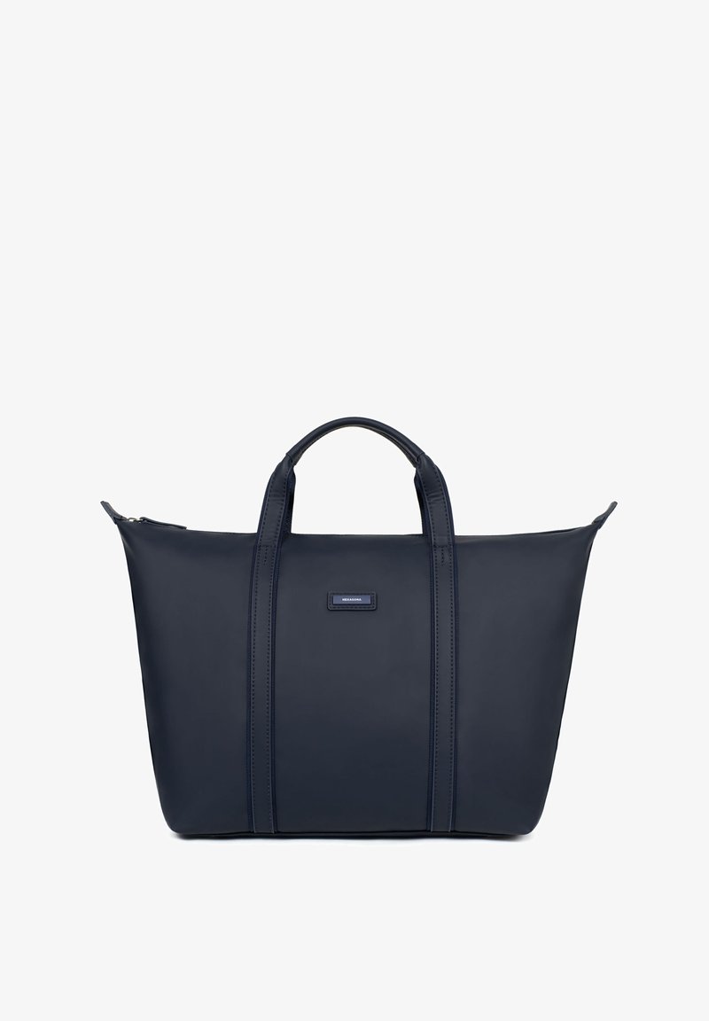Marineblauwe totebag gemaakt van zacht, duurzaam materiaal, met twee stevige handvaten, subtiele stikdetails en een klein logo-accent.