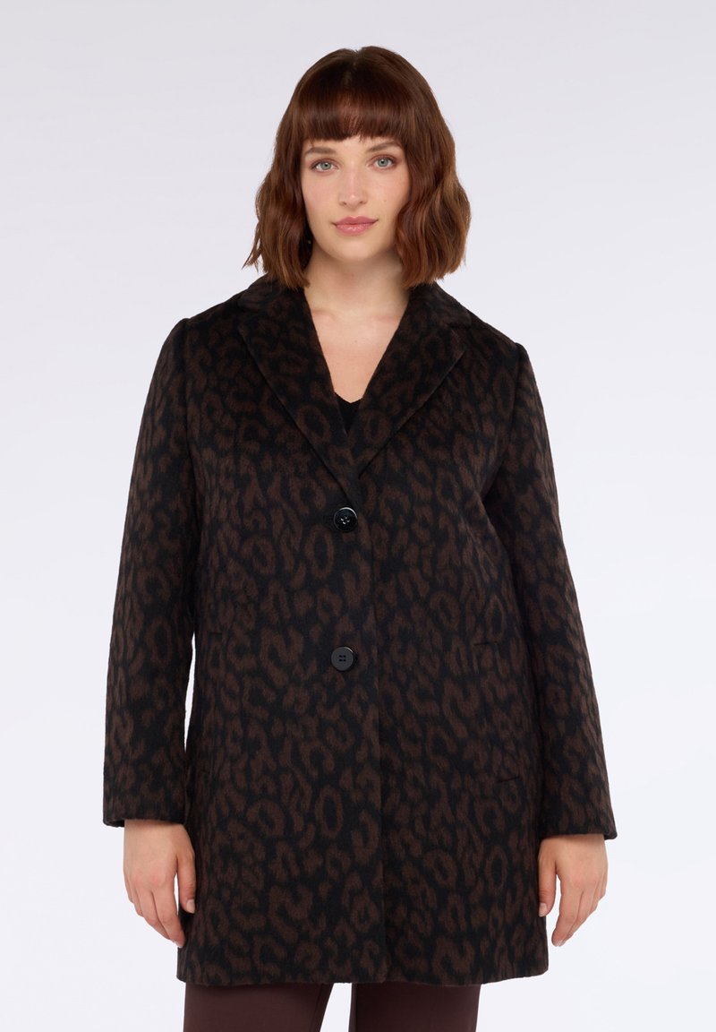 Cappotto leopardato in marrone scuro e nero, caratterizzato da un colletto a rever, chiusura con tre bottoni e tasche laterali. Tessuto liscio.