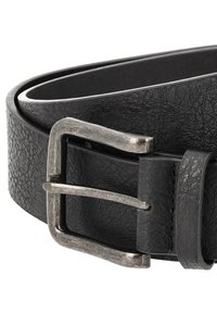 Curea din piele neagră cu un finisaj texturat, cataramă din metal argintiu cu formă rectangulară și un inel pentru fixarea curelei.