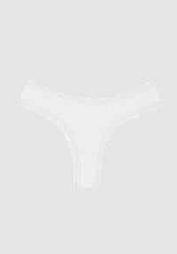 Witte kanten string met gegolfde randen en een kleine centrale strik. Zacht materiaal met een gladde textuur, ontworpen voor een minimale bedekkende pasvorm.