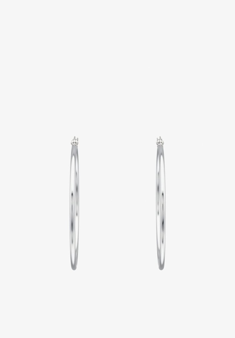 Dunne zilveren creooloorbellen met sluiting aan de achterkant, gezien vanuit de zijkant op een witte achtergrond.