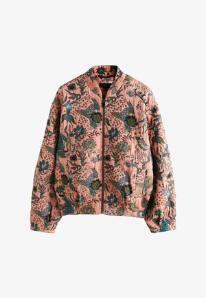 Prešívaná bomber bunda v ružovej farbe so zelenými a modrými kvetinovými a vtáčími vzormi, s uzatváraním na zips a rebrovanými manžetami.