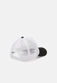 Cappellino da baseball bianco in rete con visiera nera. Presenta una chiusura regolabile sul retro e un bottone circolare nero in cima.