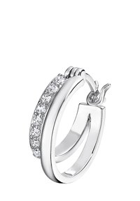 Boucle d'oreille en argent avec une finition brillante, ornée de pierres claires rondes le long d'un bord, présentant un design de fermoir sécurisé.