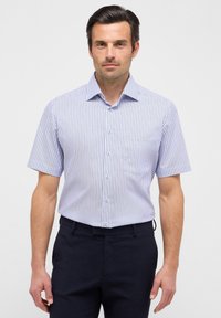 Korte mouwen, collared shirt in blauw-witte strepen, met een knopen sluiting aan de voorkant en een borstzak. Katoenmix, normale pasvorm.