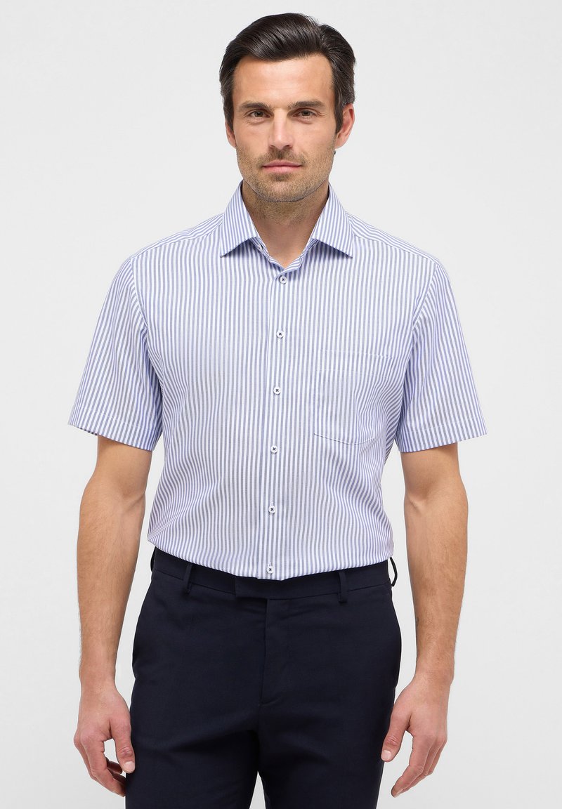 Korte mouwen, collared shirt in blauw-witte strepen, met een knopen sluiting aan de voorkant en een borstzak. Katoenmix, normale pasvorm.