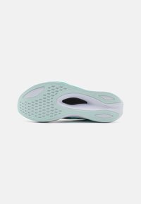 Semelle de chaussure de course en caoutchouc vert menthe texturé, avec des motifs de traction circulaires et ovales, délimités en blanc et en accents foncés.