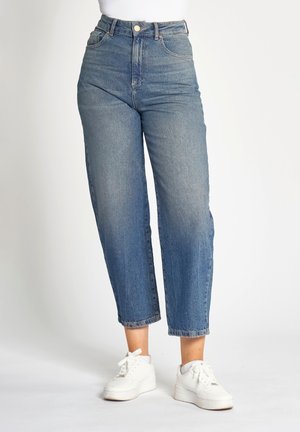 Blau Jeans mit hoher Taille und entspannter, gerader Beinpassform. Verfügt über fünf Taschen und unversäuberte Saumdetails. Kombiniert mit weißen Sneakern.