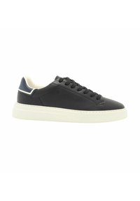Sneaker in pelle nera con suola in gomma bianca, punta tonda e accentuazione blu navy sul tallone. Presenta lacci piatti e leggera imbottitura.