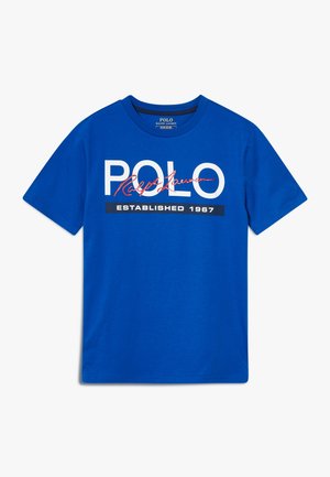 Camiseta azul de manga corta con el texto "POLO Ralph Lauren" en blanco y rojo, y "ESTABLISHED 1967" en blanco sobre un fondo rectangular negro.