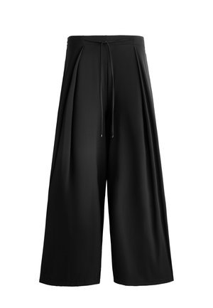 Zwarte wijdvallende broek van gladde stof, met een trekkoord in de taille en geplooide details aan de voorkant voor extra textuur en volume.