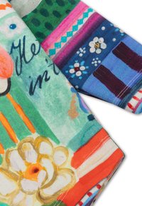 Kleurrijke katoenen stof met bloem- en abstracte patronen, groene en roze strepen, en contrasterende randen met decoratieve accenten.