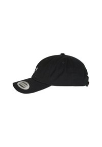 Căciulă de baseball din bumbac negru, cu vizieră curbată, curea ajustabilă și text alb brodat pe partea din față. Include găuri de ventilație.