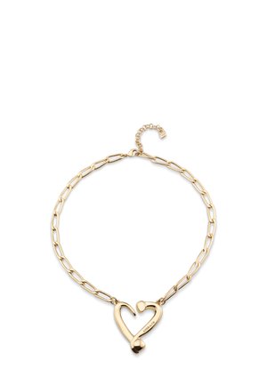 Collar de cadena en tono dorado con un colgante de corazón extragrande. Diseño de eslabones con cierre de langosta y cadena de longitud ajustable.