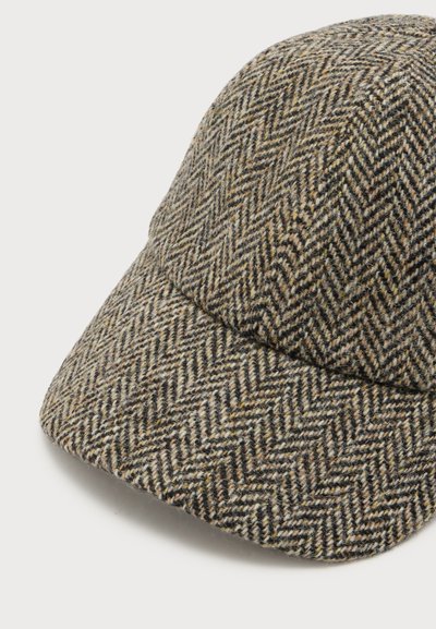Casquette en laine à motif chevrons dans des tons marron, beige et noir avec une visière incurvée.